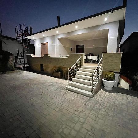 Anel'S Guesthouse เบราท ภายนอก รูปภาพ