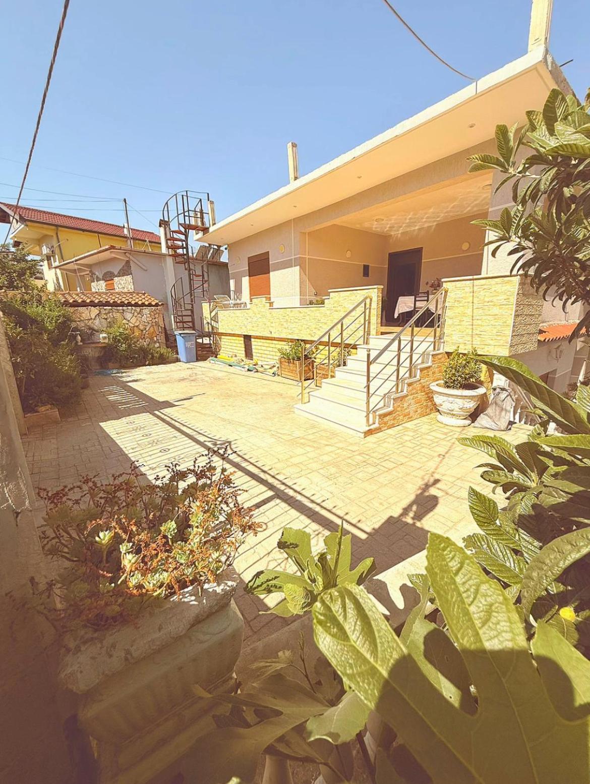 Anel'S Guesthouse เบราท ภายนอก รูปภาพ